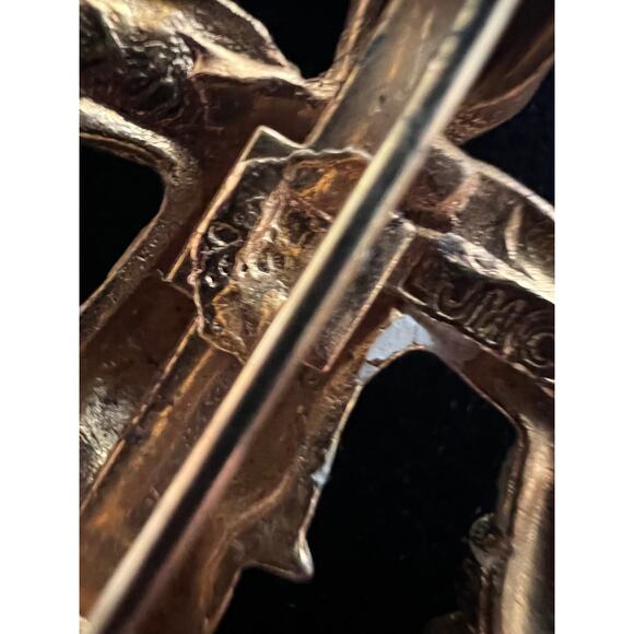 Vintage Asian Themed Brooch, Man Carrying Water Market Buckets Distressed Paint - Picture 8 of 9